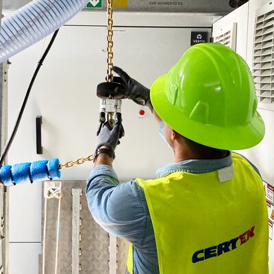 CERTEX Lifting employee attaches a CTX Tandem Tool to a chain | © CERTEX Danmark A/S CERTEX Lifting employee attaches a CTX Tandem Tool to a chain for efficient hoisting | © CERTEX Danmark A/S