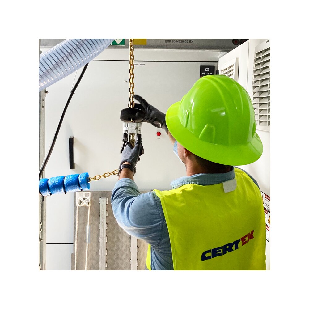 CERTEX Lifting employee attaches a CTX Tandem Tool to a chain | © CERTEX Danmark A/S CERTEX Lifting employee attaches a CTX Tandem Tool to a chain for efficient hoisting | © CERTEX Danmark A/S