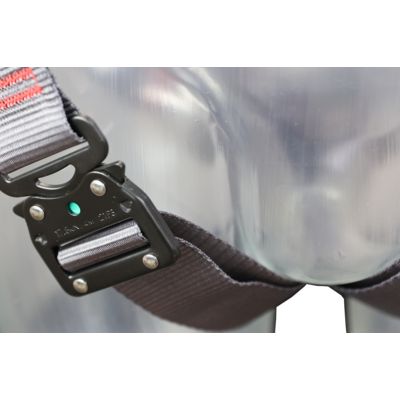 Green dot in buckle indicates correct closure Green dot in buckle indicates correct closure